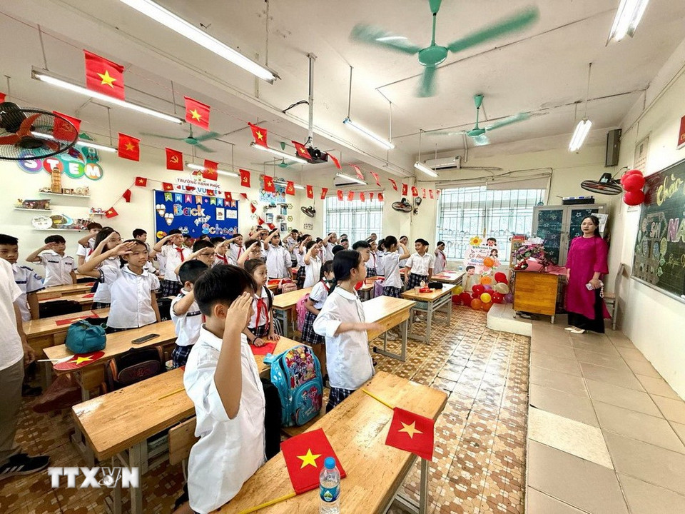 Cô và trò học sinh lớp 5A1 Trường Tiểu học Xuân Đỉnh. (Ảnh: TTXVN phát)