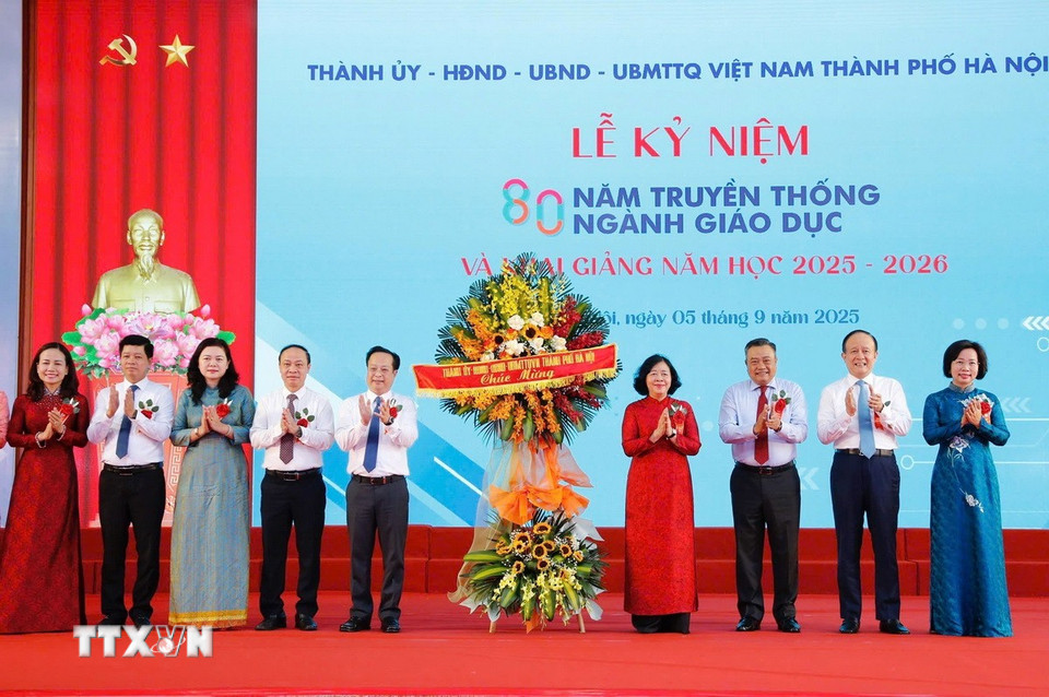 Sáng 5/9/2025, đồng chí Bùi Thị Minh Hoài, Ủy viên Bộ Chính trị, Bí thư Thành ủy Hà Nội, Trưởng đoàn đại biểu Quốc hội thành phố Hà Nội đã tới dự Lễ khai giảng tại Trường Trung học phổ thông Phan Huy Chú (phường Láng, Hà Nội). (Ảnh: TTXVN phát)