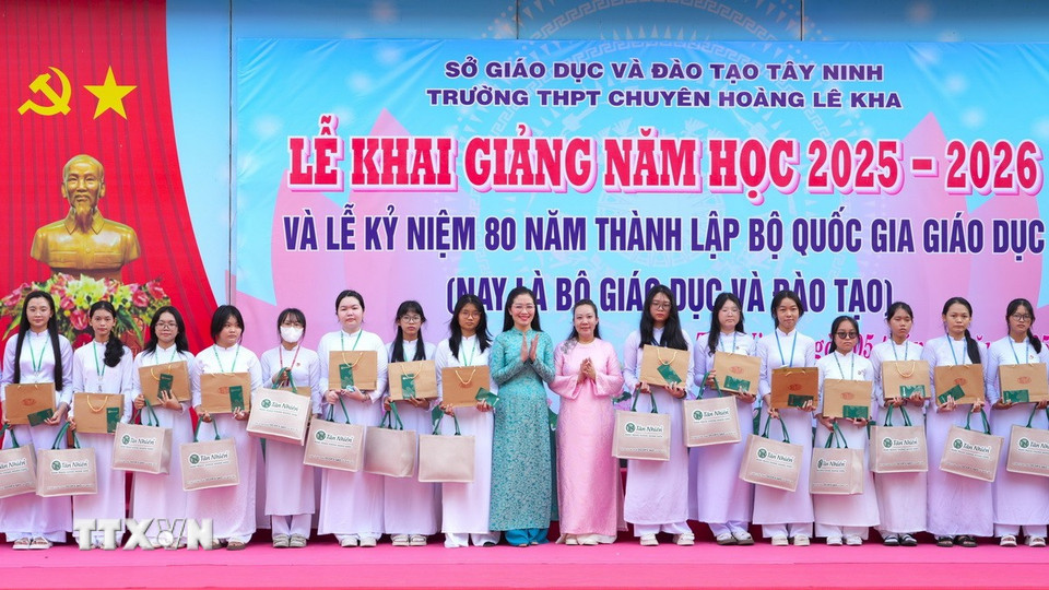 Trao học bổng cho học sinh hiếu học có hoàn cảnh khó khăn tại trường Trung học phổ thông chuyên Hoàng Lê Kha (Tây Ninh). (Ảnh: Minh Phú/TTXVN)