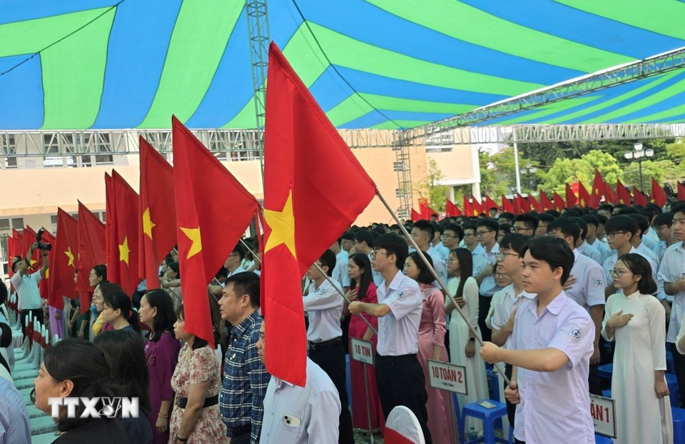 Học sinh Trường Trung học phổ thông chuyên Trần Phú (Hải Phòng) tham dự lễ chào cờ cùng học sinh cả nước. (Ảnh: Minh Thu/TTXVN)