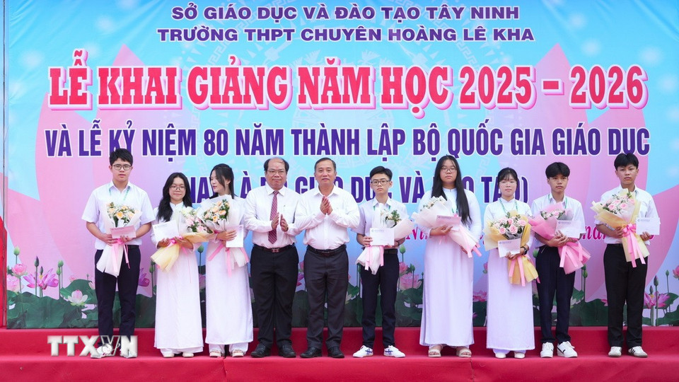Lãnh đạo tỉnh Tây Ninh trao thưởng cho học sinh có thành tích xuất sắc trong thi tuyển vào Trường Trung học phổ thông chuyên Hoàng Lê Kha, năm học 2025-2026. (Ảnh: Minh Phú/TTXVN)