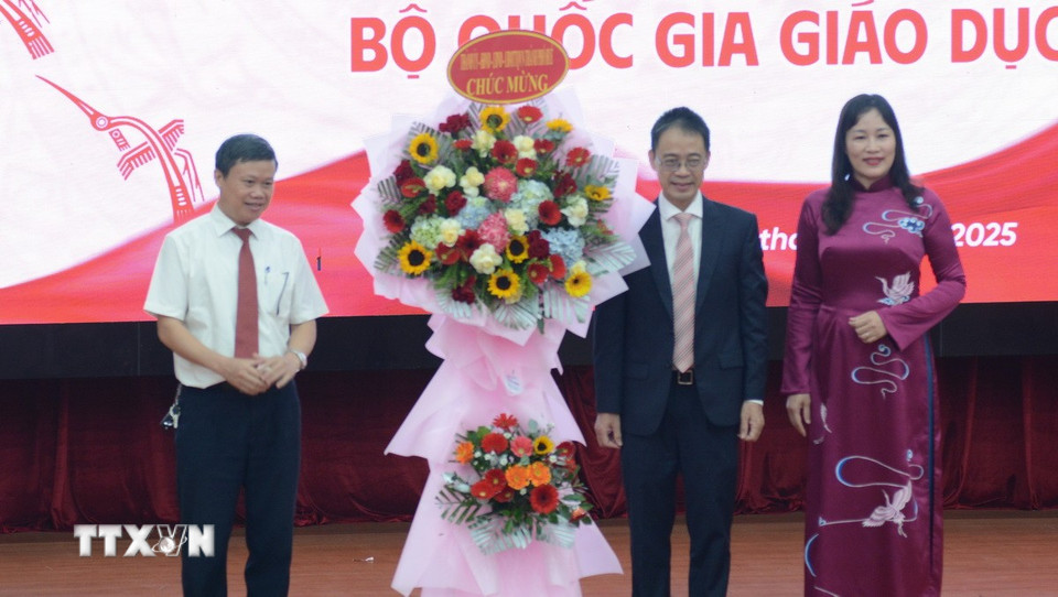 Lãnh đạo thành phố Huế tặng hoa chúc mừng Lễ Khai giảng của Đại học Huế. (Ảnh: Văn Dũng/TTXVN)