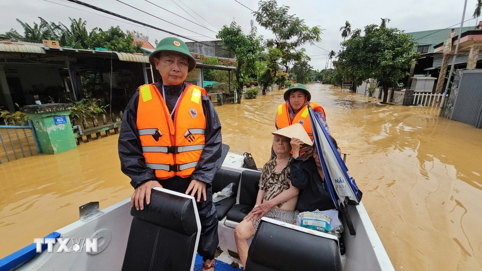 Bộ Chỉ huy Quân sự thành phố Đà Nẵng tiếp cận vùng ngập để cứu trợ cho bệnh nhân tại Bệnh viện Đa khoa Duy Xuyên. (Ảnh: Khoa Chương/TTXVN)