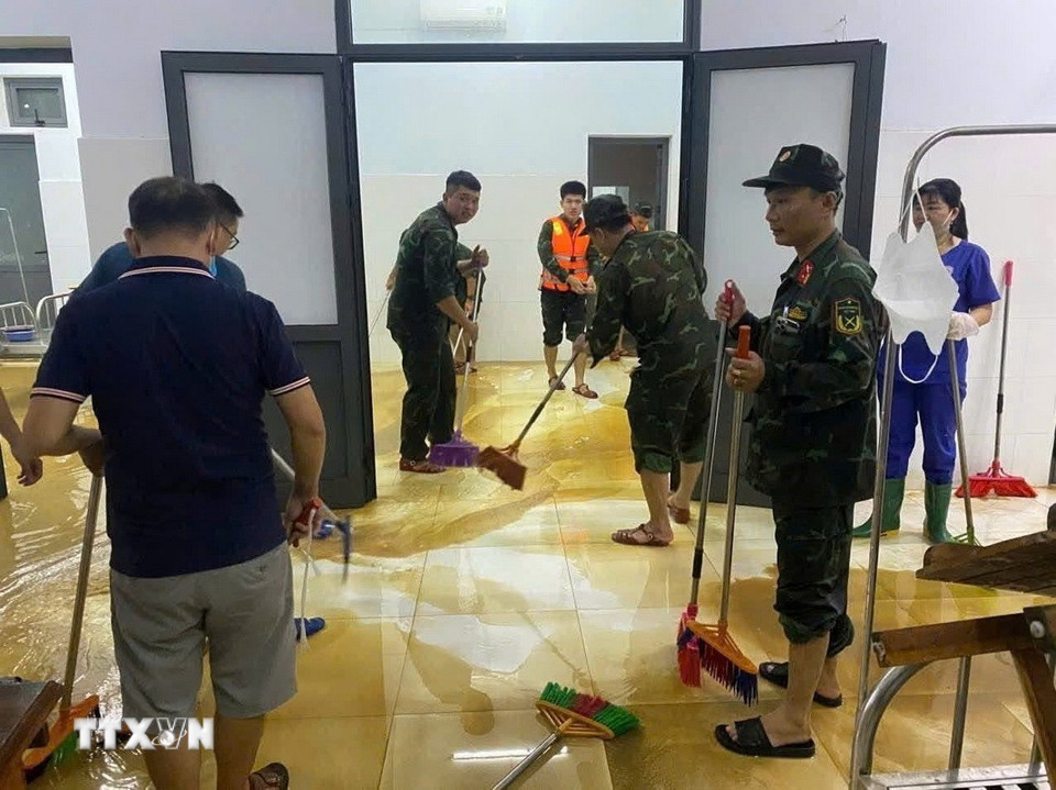 Bộ đội Đà Nẵng giúp dân dọn dẹp vệ sinh sau khi lũ rút. (Ảnh: Khoa Chương/TTXVN)