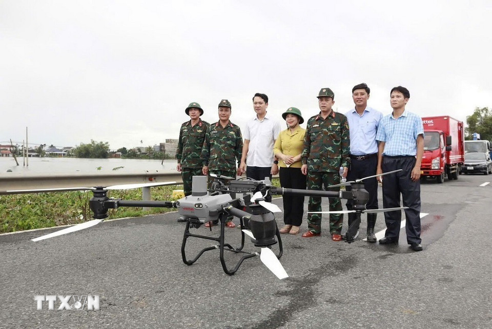 Bộ Chỉ huy Quân sự thành phố Đà Nẵng sử dụng thiết bị bay Drone chuyên dụng vận chuyển hàng hóa, thuốc men và nhu yếu phẩm đến người dân vùng ngập sâu. (Ảnh: Khoa Chương/TTXVN)