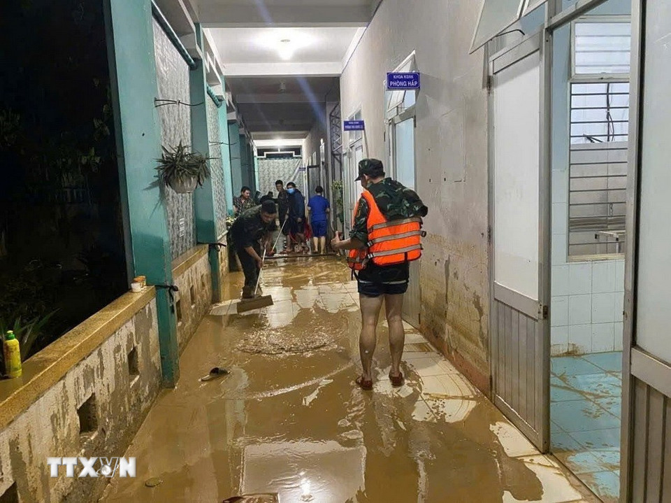 Bộ đội Đà Nẵng giúp người dân dọn dẹp vệ sinh sau khi lũ rút. (Ảnh: Khoa Chương/TTXVN)