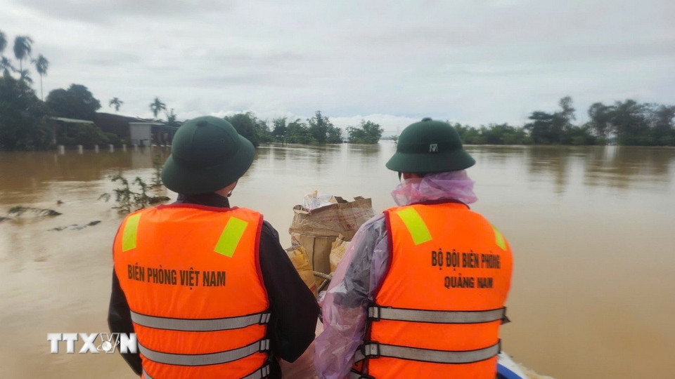 Bộ Chỉ huy Quân sự thành phố Đà Nẵng tiếp cận vùng ngập để cứu trợ cho bệnh nhân tại Bệnh viện Đa khoa Duy Xuyên. (Ảnh: Khoa Chương/TTXVN)