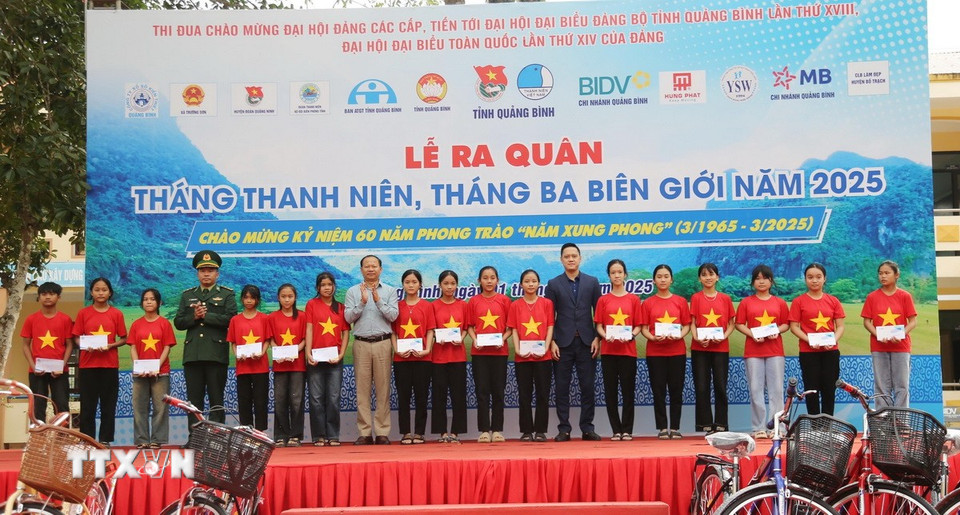 Trao học bổng cho học sinh nghèo vượt khó học giỏi và trao tặng quà cho con nuôi đồn Biên phòng tại xã Trường Sơn, huyện Quảng Ninh (Quảng Bình). (Ảnh: Tá Chuyên/TTXVN)