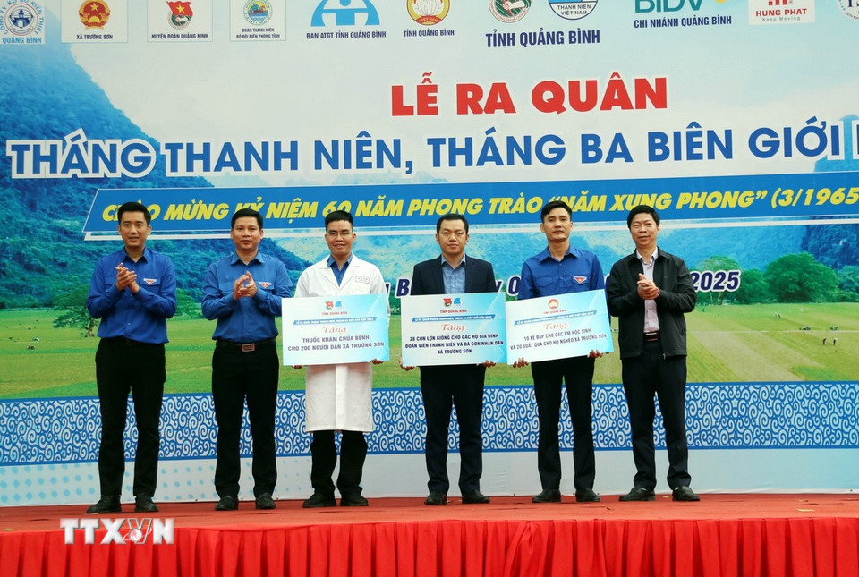 Trao biển hỗ trợ hộ nghèo và xe đạp, tặng con giống, tặng thuốc khám chữa bệnh cho chính quyền xã Trường Sơn, huyện Quảng Ninh (Quảng Bình). (Ảnh: Tá Chuyên/TTXVN)