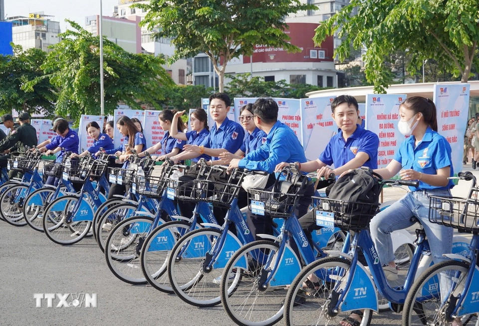 Thành phố Hồ Chí Minh khởi động Tháng Thanh niên năm 2025: Các bạn đoàn viên cùng nhau thực hiện hoạt động đạp xe tuyên truyền sau lễ khởi động. (Ảnh: Thu Hương/TTXVN)