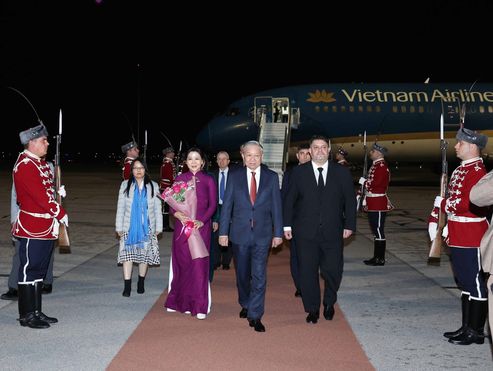 Lễ đón Tổng Bí thư Tô Lâm và Phu nhân tại sân bay quốc tế Sofia. (Ảnh: Thống Nhất/TTXVN)