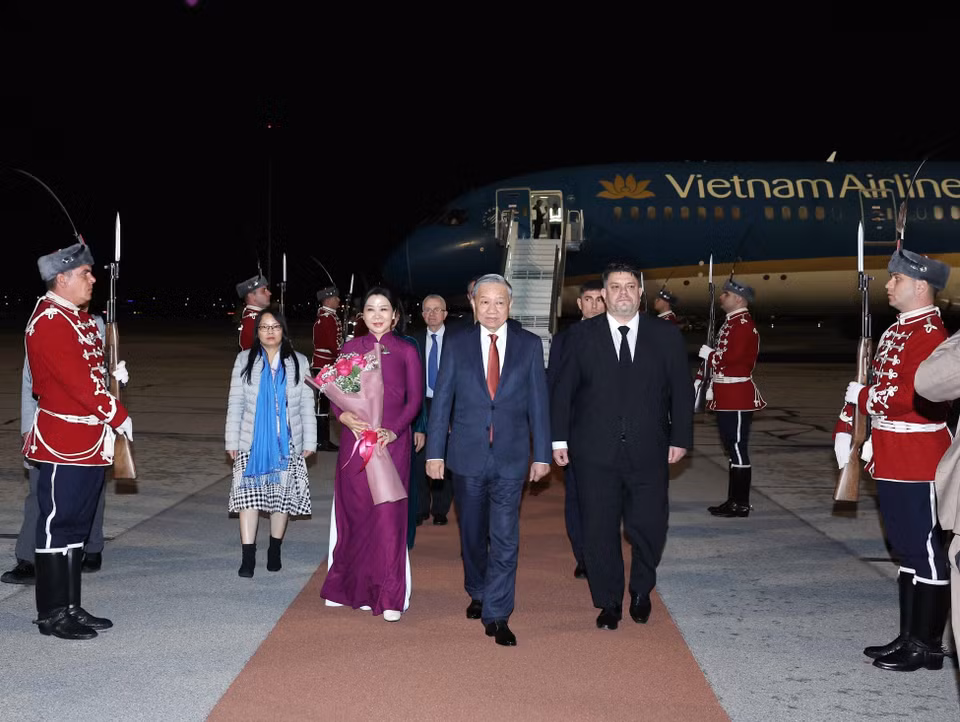 Lễ đón Tổng Bí thư Tô Lâm và Phu nhân tại sân bay quốc tế Sofia. (Ảnh: Thống Nhất/TTXVN)