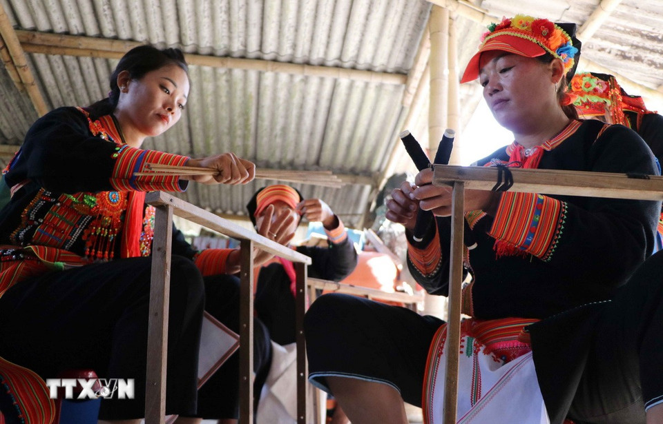 Sợi vải được chia tách, tạo thành từng cuộn riêng biệt. (Ảnh: Nguyễn Oanh/TTXVN)