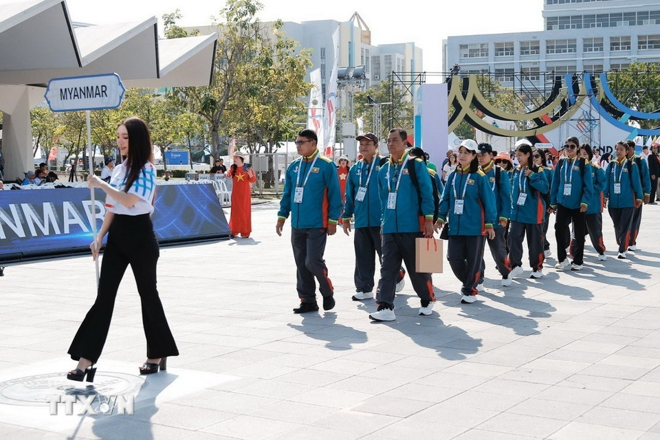 Đoàn thể thao Myanmar tham dự lễ thượng cờ SEA Games 33. (Ảnh: Minh Quyết/TTXVN)
