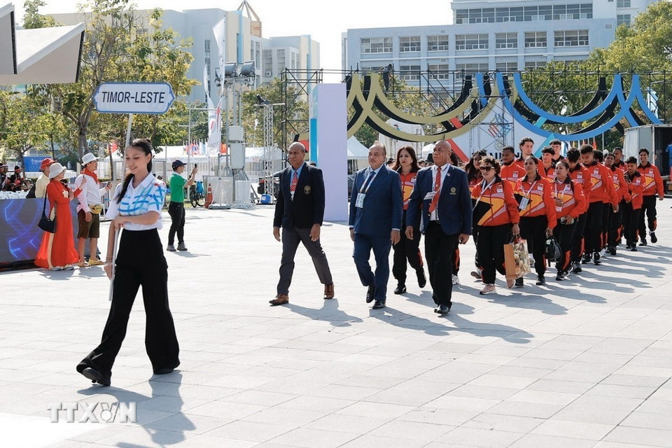 Đoàn thể thao Timor-Leste tham dự lễ thượng cờ SEA Games 33. (Ảnh: Minh Quyết/TTXVN)