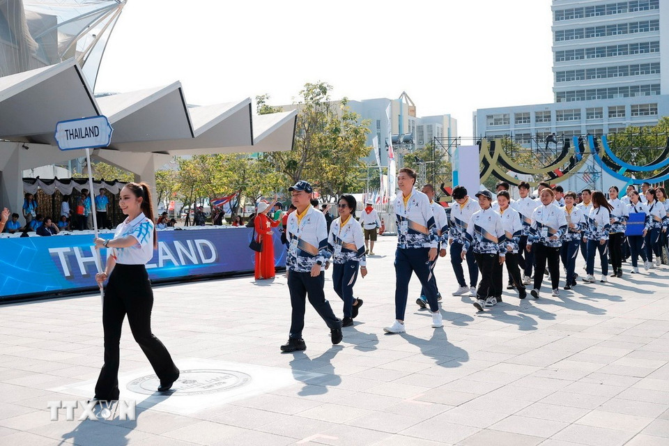 Đoàn thể thao Thái Lan tham dự lễ thượng cờ SEA Games 33. (Ảnh: Minh Quyết/TTXVN)