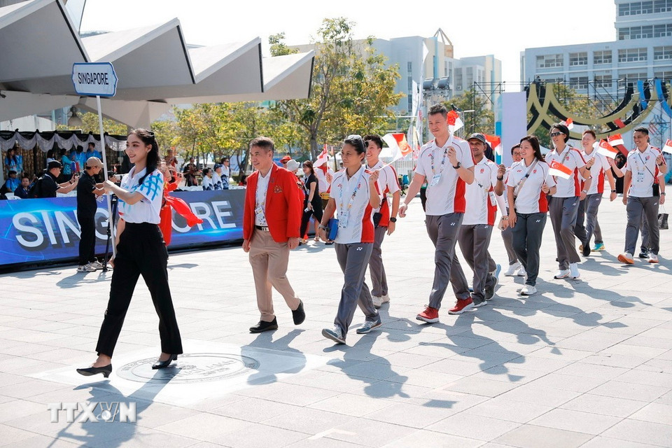 Đoàn thể thao Singapore tham dự lễ thượng cờ SEA Games 33. (Ảnh: Minh Quyết/TTXVN)