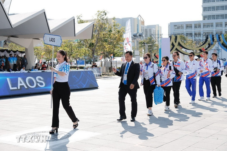 Đoàn thể thao Lào tham dự lễ thượng cờ SEA Games 33. (Ảnh: Minh Quyết/TTXVN)