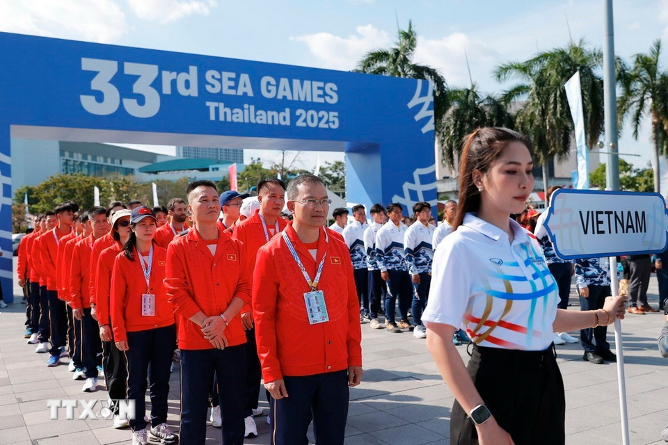 Đoàn thể thao Việt Nam tham dự lễ thượng cờ SEA Games 33. (Ảnh: Minh Quyết/TTXVN)