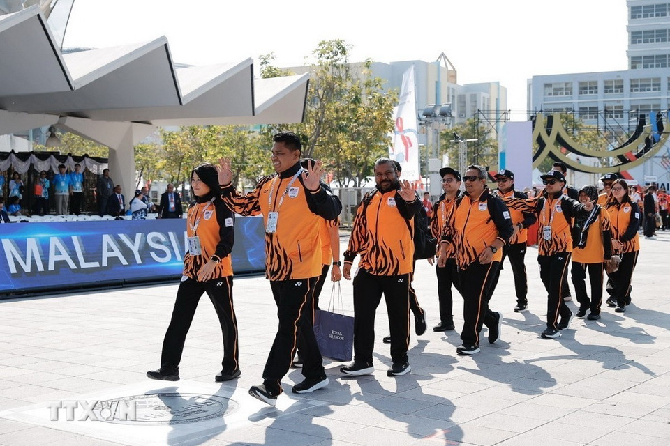 Đoàn thể thao Malaysia tham dự lễ thượng cờ SEA Games 33. (Ảnh: Minh Quyết/TTXVN)