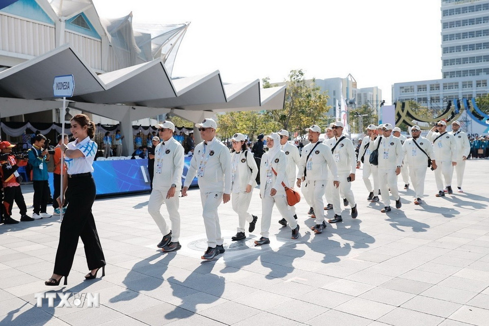 Đoàn thể thao Indonesia tham dự lễ thượng cờ SEA Games 33. (Ảnh: Minh Quyết/TTXVN)