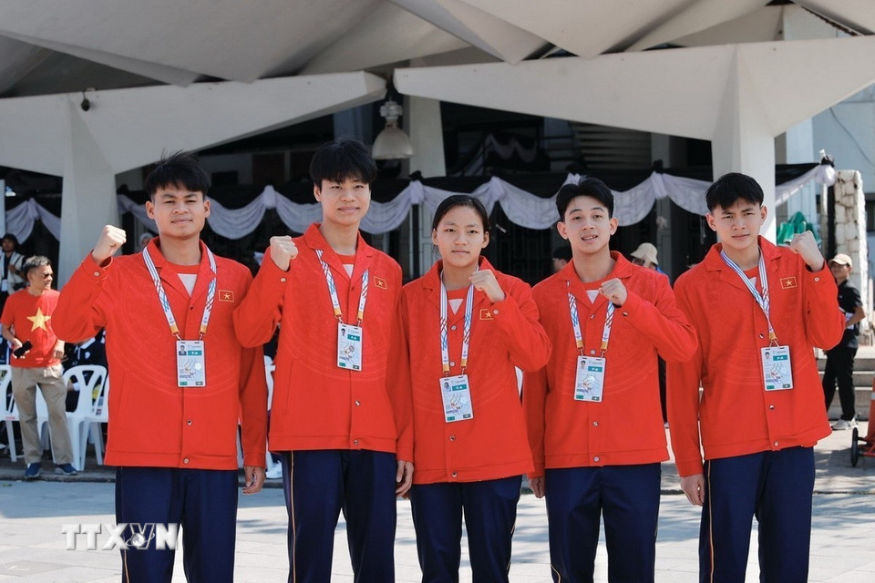 Đoàn thể thao Việt Nam tham dự lễ thượng cờ SEA Games 33. (Ảnh: Minh Quyết/TTXVN)