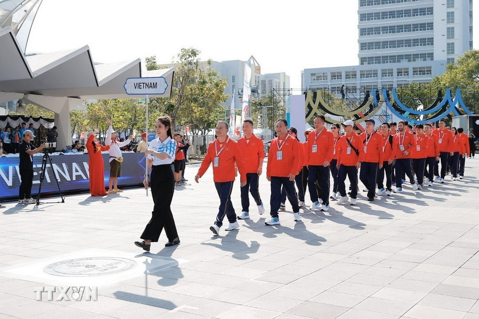 Đoàn thể thao Việt Nam tham dự lễ thượng cờ SEA Games 33. (Ảnh: Minh Quyết/TTXVN)