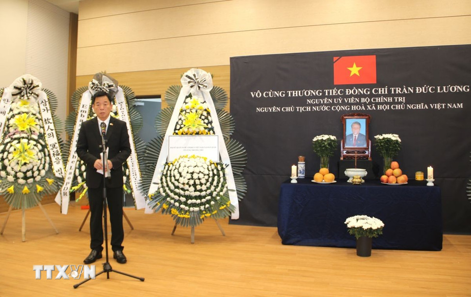 Lễ viếng và mở sổ tang tưởng niệm đồng chí Trần Đức Lương, nguyên Ủy viên Bộ Chính trị, nguyên Chủ tịch nước Việt Nam tại Đại sứ quán Việt Nam. (Ảnh: Đức Thắng/TTXVN)