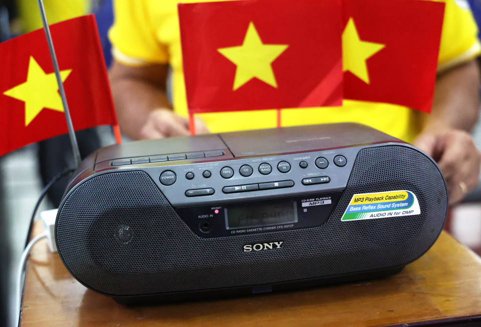 Chiếc radio phát âm thanh, các em nhỏ khiếm thị “xem” trận trận chung kết SEA Games 33 U22 Việt Nam - Thái Lan ngày 18/12/2025. (Ảnh: Hồng Đạt/TTXVN)
