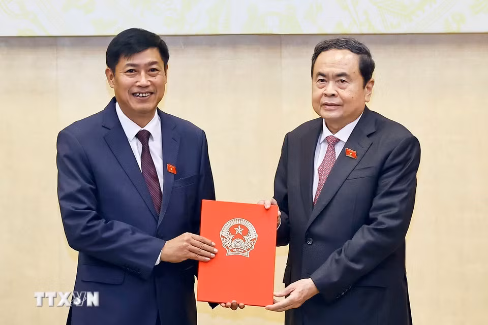 Chủ tịch Quốc hội Trần Thanh Mẫn trao Quyết định cho ông Nguyễn Hữu Đông, tân Phó Chủ nhiệm Thường trực Ủy ban Công tác đại biểu của Quốc hội. (Ảnh: Doãn Tấn/TTXVN)