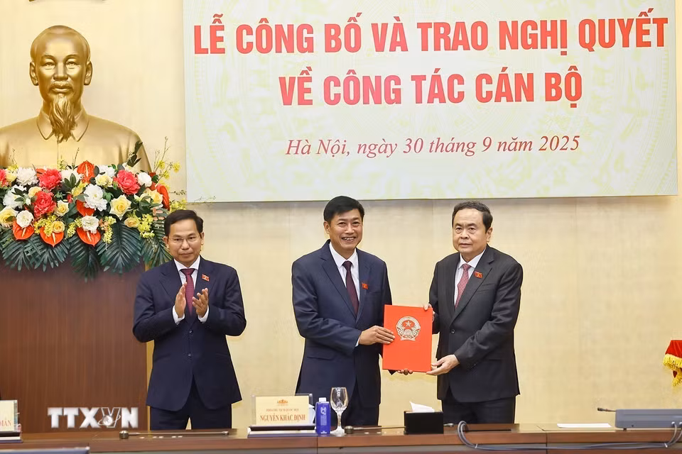Chủ tịch Quốc hội Trần Thanh Mẫn trao Quyết định cho ông Nguyễn Hữu Đông, tân Phó Chủ nhiệm Thường trực Ủy ban Công tác đại biểu của Quốc hội. (Ảnh: Doãn Tấn/TTXVN)