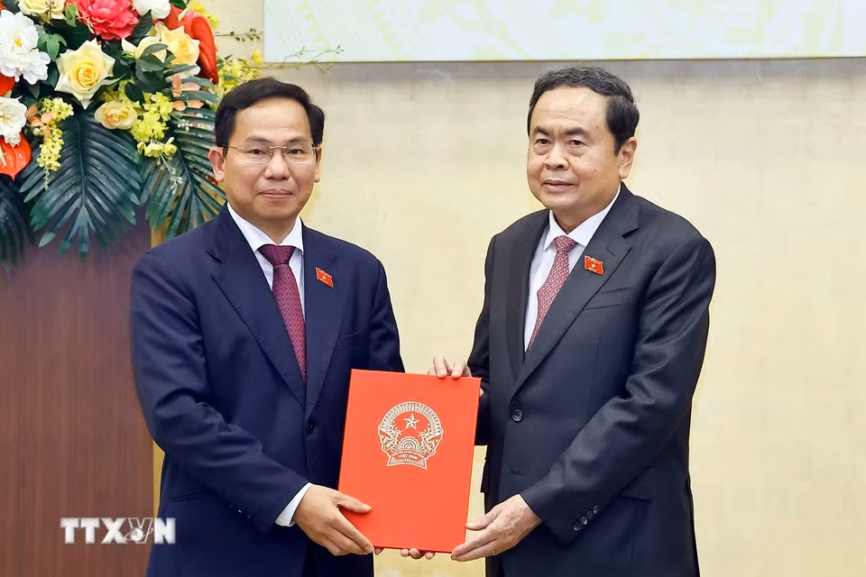 Chủ tịch Quốc hội Trần Thanh Mẫn trao Quyết định cho ông Lê Quang Mạnh, tân Phó Chủ nhiệm Thường trực Văn phòng Quốc hội; phân công chỉ đạo, điều hành hoạt động của Văn phòng Quốc hội, thực hiện nhiệm vụ của Tổng Thư ký Quốc hội-Chủ nhiệm Văn phòng Quốc hội cho đến khi kiện toàn chức danh Tổng Thư ký Quốc hội-Chủ nhiệm Văn phòng Quốc hội. (Ảnh: Doãn Tấn/TTXVN)
