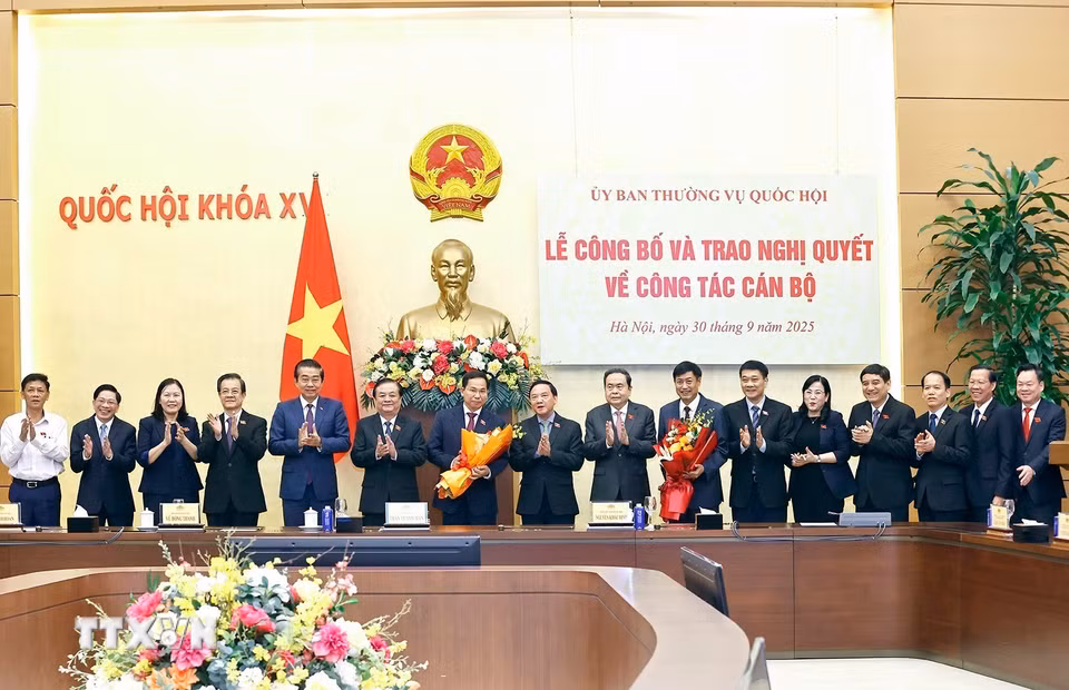 Chủ tịch Quốc hội Trần Thanh Mẫn với lãnh đạo Quốc hội tặng hoa chúc mừng ông Nguyễn Hữu Đông và Lê Quang Mạnh. (Ảnh: Doãn Tấn/TTXVN)