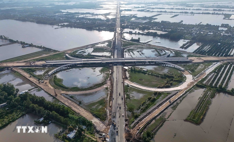 Nút giao IC4 với thiết kế hình cánh bướm trên tuyến cao tốc Cần Thơ – Cà Mau với các vòng nhánh lên, xuống đã hình thành rõ ràng. Hạ tầng cầu, đường dẫn và taluy cơ bản hoàn chỉnh. (Ảnh: Thanh Liêm/TTXVN)
