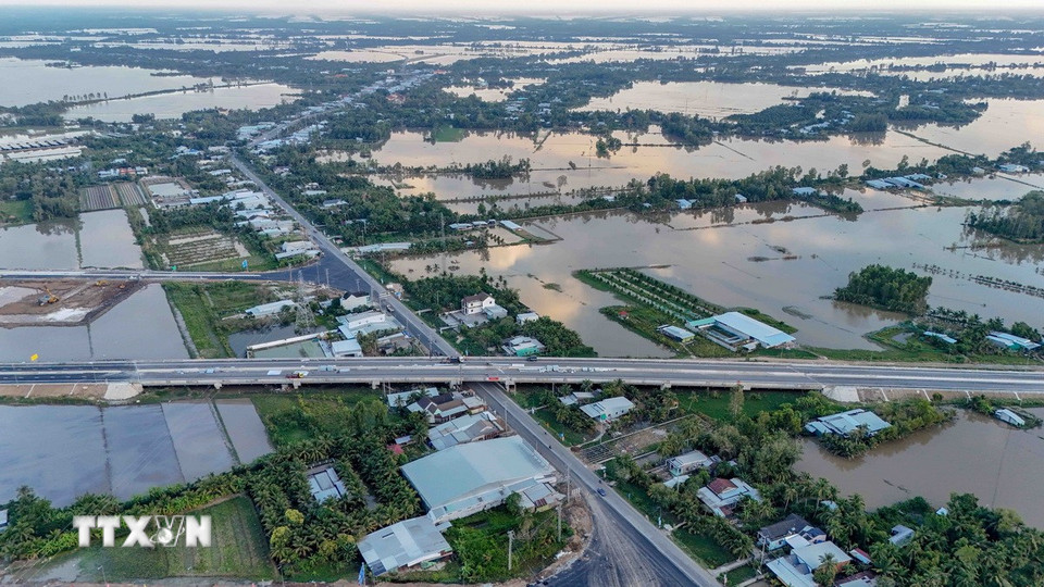 Cầu vượt tuyến cao tốc Cần Thơ - Cà Mau đi qua Quốc lộ 61 trên địa bàn xã Vị Thủy, thành phố Cần Thơ. (Ảnh: Thanh Liêm/TTXVN)