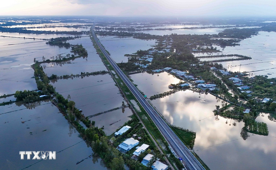 Đoạn cao tốc trục dọc qua xã Vị Thủy, thành phố Cần Thơ hoàn thành, sẵn sàng cho ngày thông xe. (Ảnh: Thanh Liêm/TTXVN)
