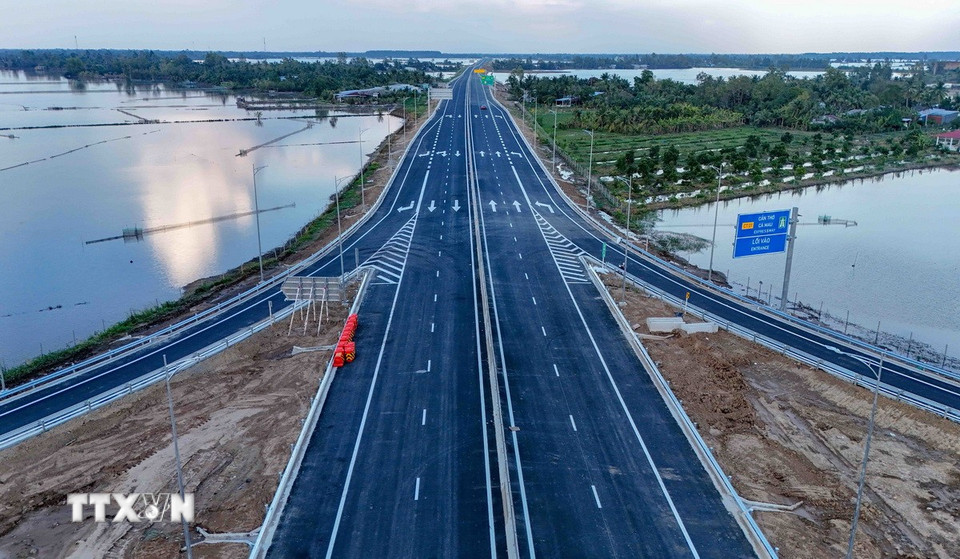 Đoạn tuyến cao tốc Cần Thơ – Cà Mau tại nút giao IC5. Hệ thống sơn kẻ vạch, biển báo và chiếu sáng đã được lắp đặt đầy đủ. (Ảnh: Thanh Liêm/TTXVN)