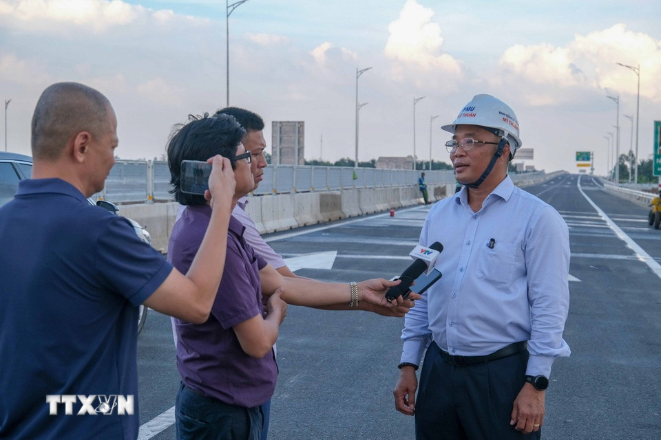 Ông Trần Văn Thi, Giám đốc Ban quản lý dự án Mỹ Thuận - đại diện chủ đầu tư cho biết khi đưa vào sử dụng, cao tốc sẽ giúp rút ngắn thời gian từ Cần Thơ đi Cà Mau còn khoảng 90 phút. (Ảnh: Thanh Liêm/TTXVN)