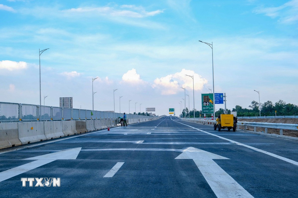 Mặt đường cao tốc Cần Thơ – Cà Mau đã hoàn thiện thảm nhựa, sơn kẻ vạch và lắp đặt hệ thống chiếu sáng. Các hạng mục an toàn giao thông đang được rà soát, hoàn thiện đồng bộ. (Ảnh: Thanh Liêm/TTXVN)