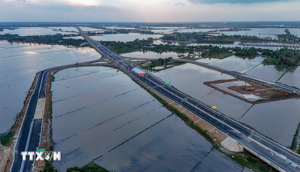 Nút giao IC5 (xã Vị Thủy, thành phố Cần Thơ) trên tuyến cao tốc Cần Thơ – Cà Mau nhìn từ trên cao, với các nhánh kết nối đã cơ bản hoàn thiện. Mặt đường, dải phân cách và hệ thống tổ chức giao thông được triển khai đồng bộ. (Ảnh: Thanh Liêm/TTXVN)