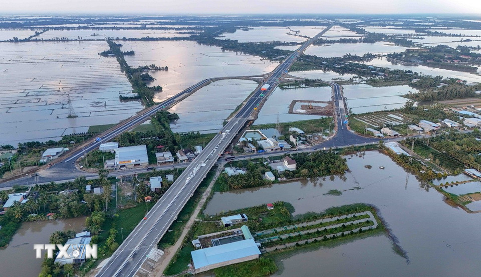 Tuyến cao tốc sử dụng tổng cộng hơn 18,5 triệu m³ cát để đắp nền đường, gồm khoảng một triệu m3 cát biển. Do điều kiện địa chất yếu, 79 trong tổng số 111 km nền đường phải gia tải, chờ lún từ 6 đến 10 tháng. (Ảnh: Thanh Liêm/TTXVN)