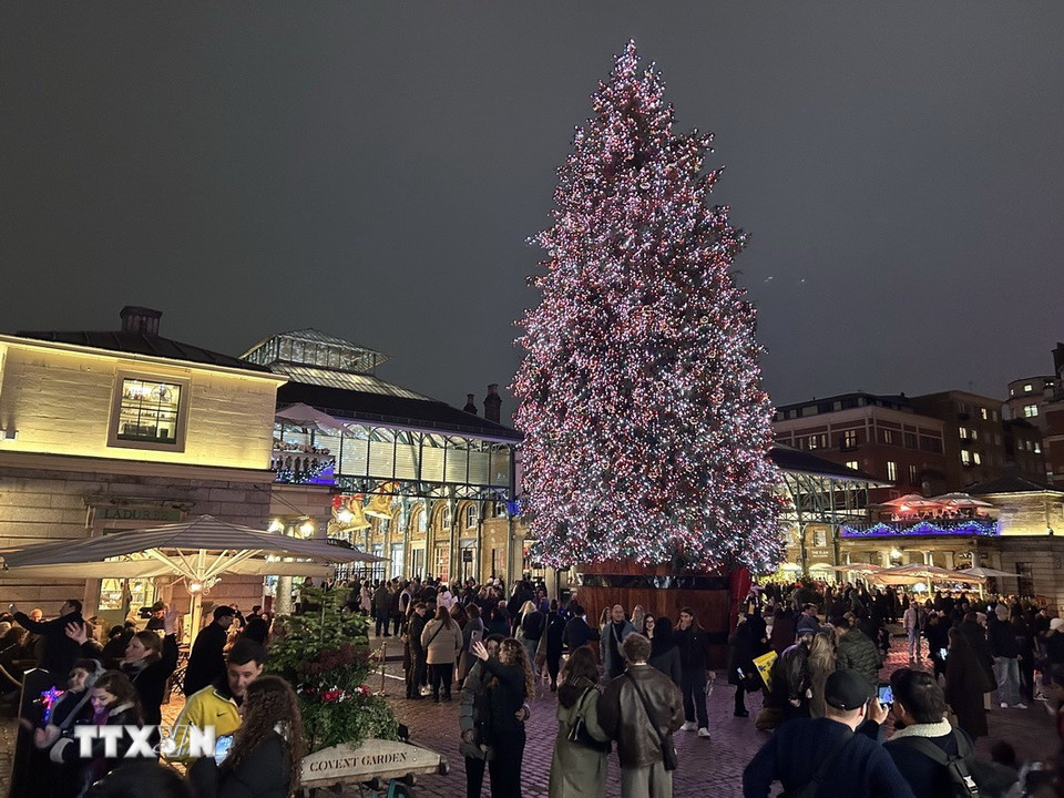 Chợ Giáng sinh Covent Garden nổi tiếng với cây thông Noel khổng lồ được trang trí rực rỡ. (Ảnh: Phong Hà/TTXVN)