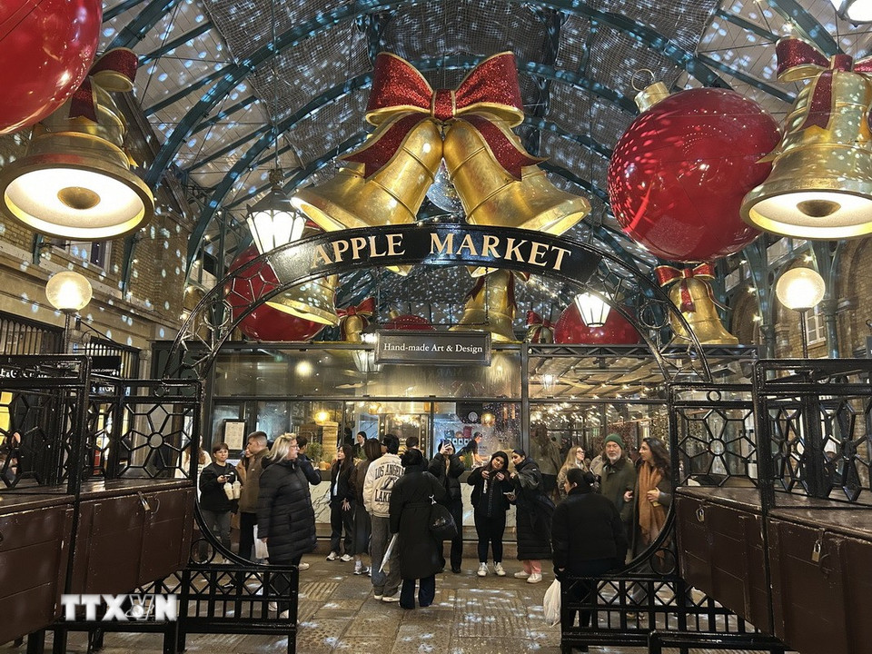 Hình ảnh những quả chuông, quả cầu lấp lánh khổng lồ tạo điểm nhấn, thu hút du khách tại Chợ giáng sinh Covent Garden. (Ảnh: Phong Hà/TTXVN)