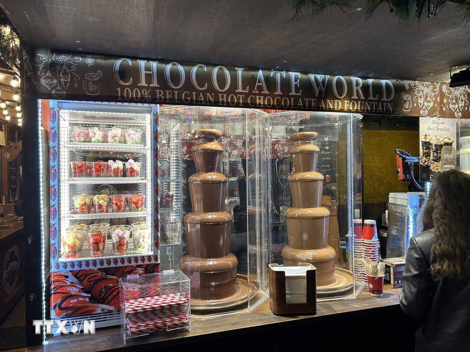 Quầy hàng sô cô la Bỉ mang đến cảm giác ngọt ngào cho du khách đến với chợ Giáng sinh Trafalgar Square. (Ảnh: Phong Hà/TTXVN)