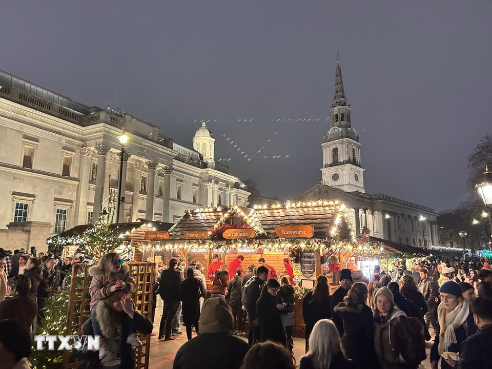 Khu ẩm thực luôn là nơi hấp dẫn nhất với nhiều món ăn ngon miệng tại chợ Giáng sinh Trafalgar Square. (Ảnh: Phong Hà/TTXVN)