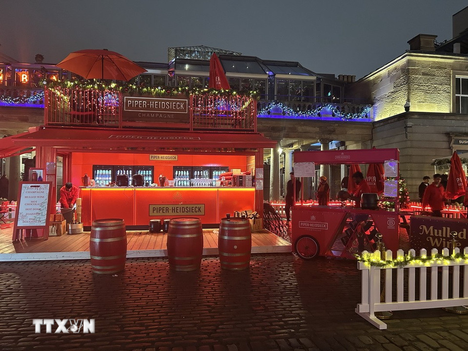 Quán bán các đồ uống truyền thống Giáng sinh của Anh như champagne, rượu vang nóng (mulled wine), sô cô la... tại chợ Giáng sinh Covent Garden. (Ảnh: Phong Hà/TTXVN)