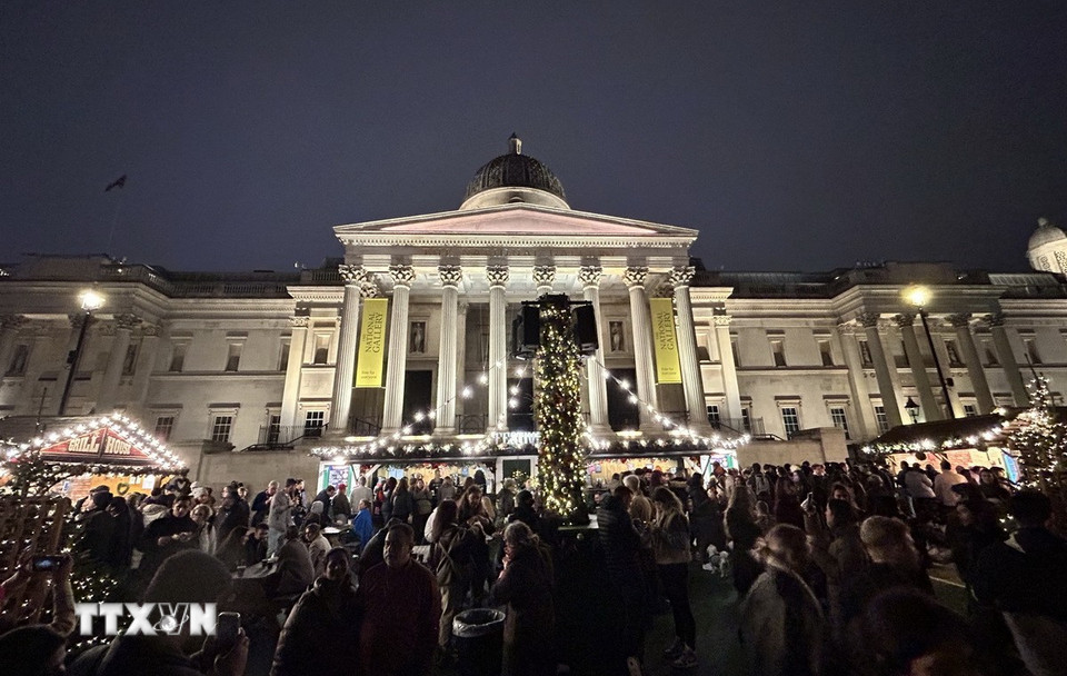 Chợ Giáng sinh Trafalgar Square là địa điểm nổi tiếng và truyền thống nhất với người dân London. (Ảnh: Phong Hà/TTXVN)