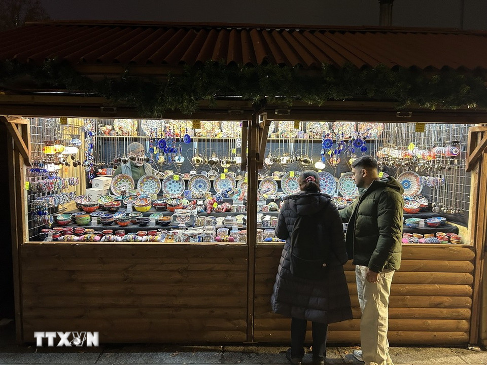 Chợ Giáng sinh Trafalgar Square cũng bày bán nhiều sản phẩm thủ công truyền thống. (Ảnh: Phong Hà/TTXVN)
