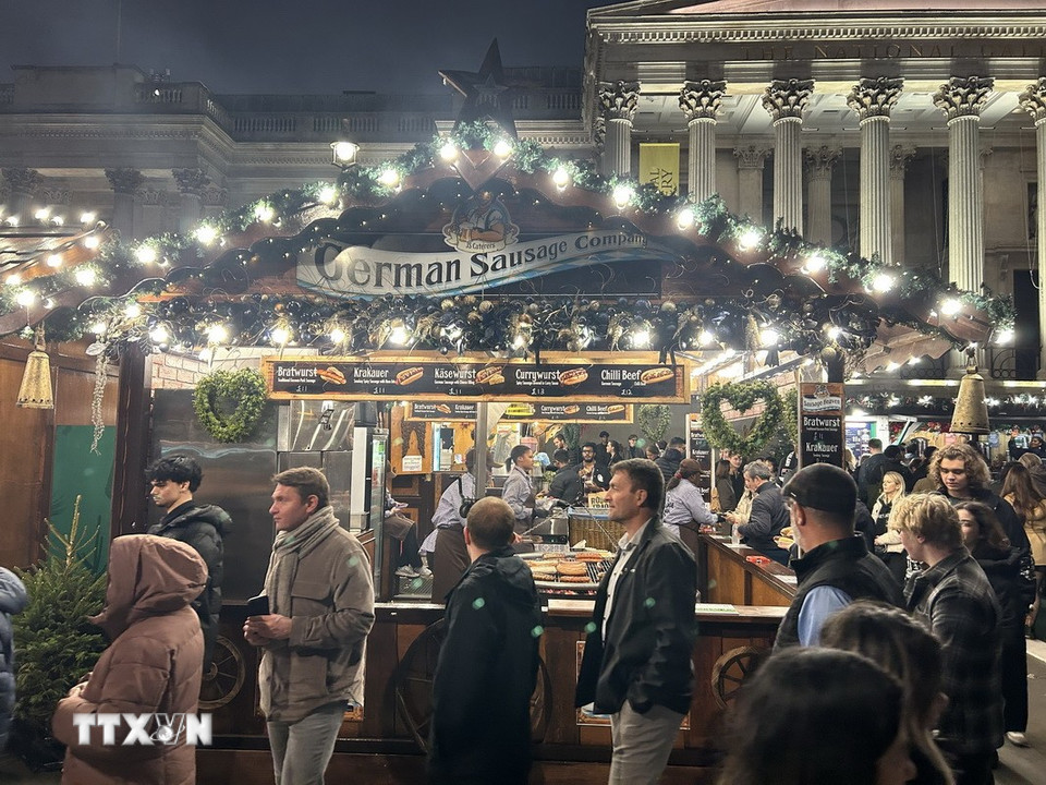 Xúc xích Đức luôn là món ăn đường phố mang tính biểu tượng của chợ Giáng sinh Trafalgar Square. (Ảnh: Phong Hà/TTXVN)