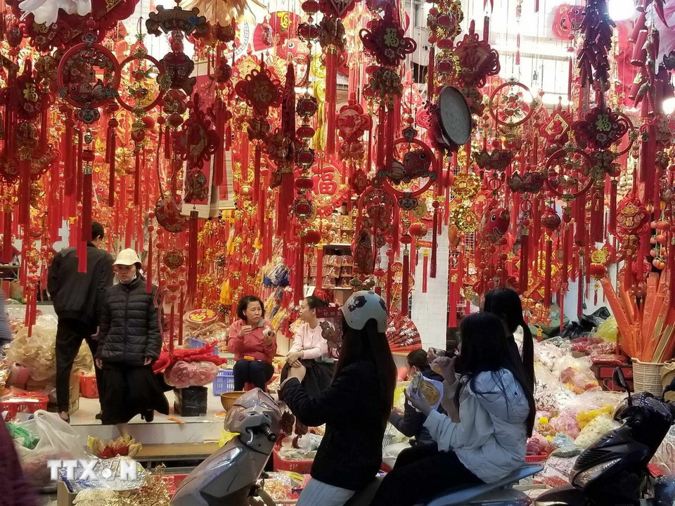 Sự đa dạng và phong phú các sản phẩm trang trí Tết. (Nguồn: Thái Hà/Vietnam+)
